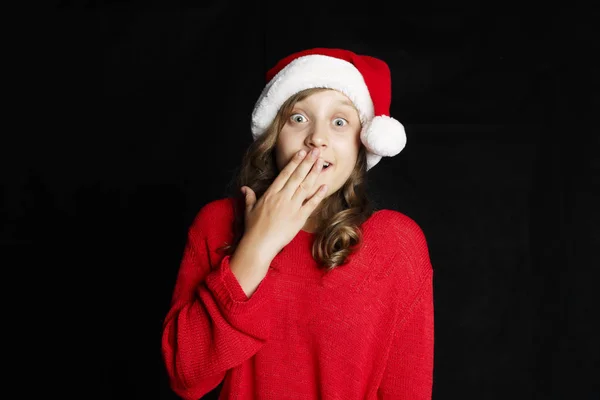 Emocionado Niña Suéter Rojo Sombrero Santa Mira Espectador Aislamiento Negro — Foto de Stock