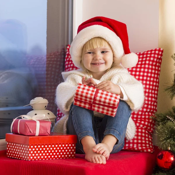 Familia Feliz Una Niña Pequeña Con Sombrero Santa Sienta Alféizar — Foto de Stock