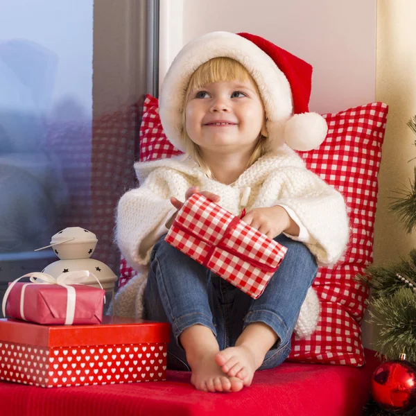 Familia Feliz Una Niña Pequeña Con Sombrero Santa Sienta Alféizar — Foto de Stock