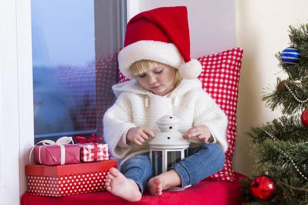 Familia Feliz Una Niña Pequeña Con Sombrero Santa Sienta Alféizar — Foto de Stock