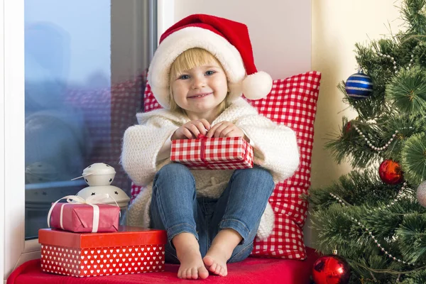 Familia Feliz Una Niña Pequeña Con Sombrero Santa Sienta Alféizar — Foto de Stock