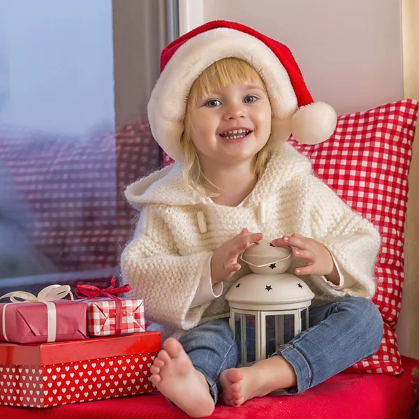 Familia Feliz Una Niña Pequeña Con Sombrero Santa Sienta Alféizar — Foto de Stock