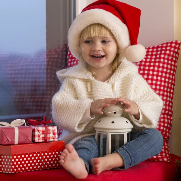 Familia Feliz Una Niña Pequeña Con Sombrero Santa Sienta Alféizar — Foto de Stock