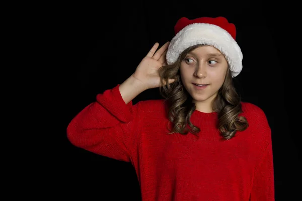 Jovem Animada Com Uma Camisola Vermelha Chapéu Papai Noel Ouvir — Fotografia de Stock