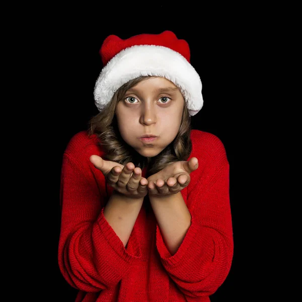 Молодая Девушка Красном Свитере Шляпе Санта Клауса Дует Руки Смотрит — стоковое фото