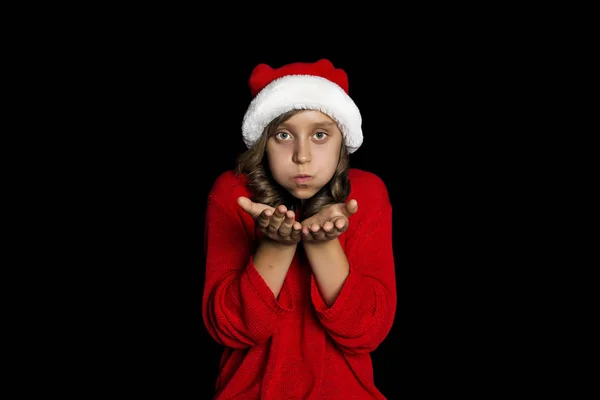 Una Joven Con Suéter Rojo Sombrero Santa Claus Sopla Sus — Foto de Stock