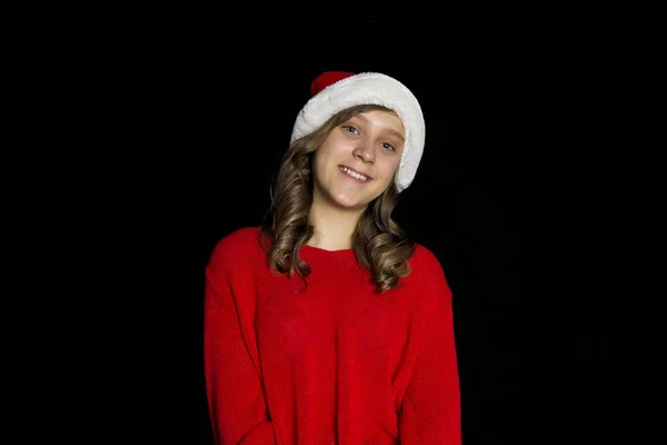 Une Jeune Fille Dans Pull Rouge Chapeau Père Noël Plie — Photo