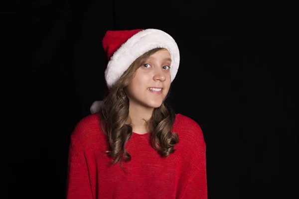 Kırmızı Kazak Noel Baba Nın Kap Heyecanlı Genç Kız Siyah — Stok fotoğraf