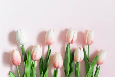 Hafif ahşap boyalı arka plan üzerinde pembe lale buketi. Tebrik kartları için yapılan alan kopyalayın. Kavram anneler günü.