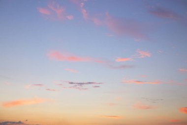 Günbatımı mavi, pembe ve turuncu gökyüzü.