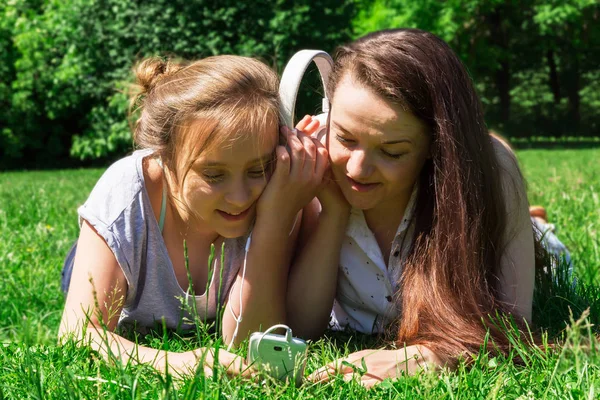 Two Girls Younger Older Listen Music Phone Spending Time Friend — Stock Photo, Image