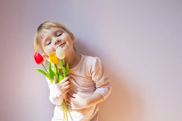 Douce Petite Fille Aux Cheveux Blonds Heureuse Tenant Bouquet Tulipes — Photo