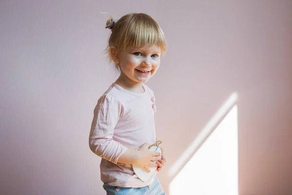 Счастливая Маленькая Девочка Маленькая Девочка Светлыми Волосами Держит Руках Два — стоковое фото