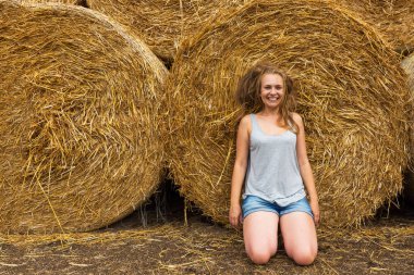 Saman arka plan üzerinde dağınık saçlı sarışın gülümseyen genç kadın. Uzay kopyalayın. Kötü saç kavramı.