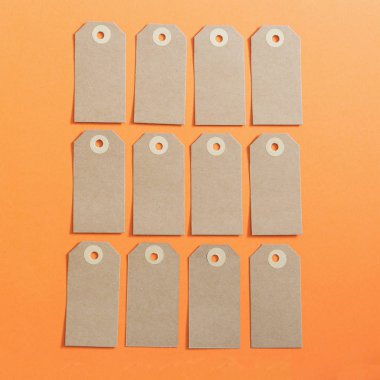 Kraft karton turuncu bir arka plan üzerinde kahverengi adabı. Mockup. Satılık Tema.