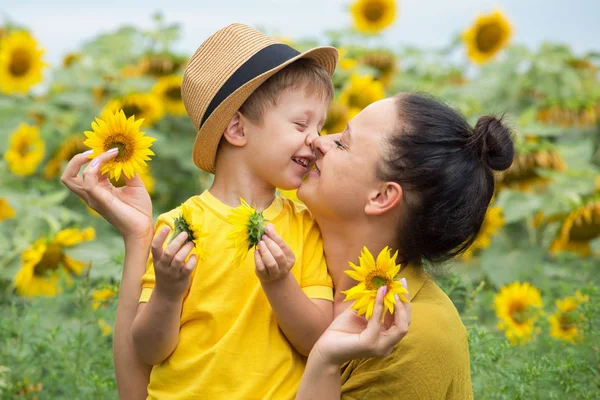 Maman Son Fils Embrassent Rient Jouent Dans Champ Tournesols Heureux — Photo