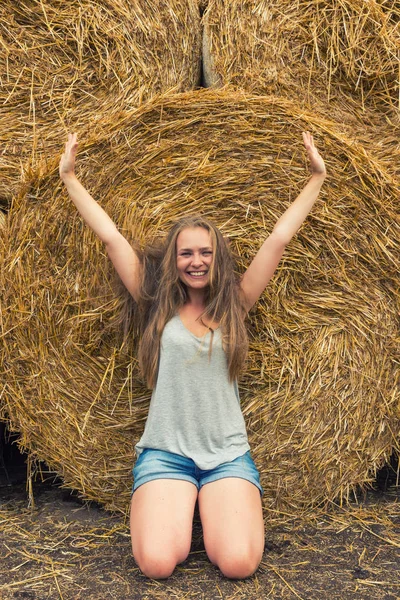 Saman Arka Plan Üzerinde Dağınık Saçlı Sarışın Gülümseyen Genç Kadın — Stok fotoğraf