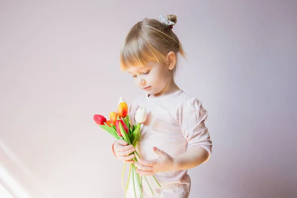 Une Petite Fille Aux Cheveux Blonds Sérieuse Tient Bouquet Tulipes — Photo