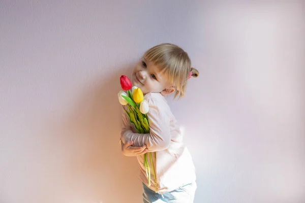 Doce Feliz Menina Loira Segurando Buquê Tulipas Coloridas Suas Mãos — Fotografia de Stock