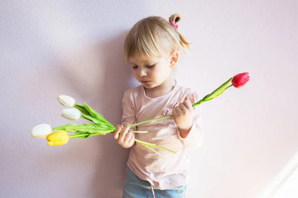 Dia Mãe Uma Menina Séria Com Cabelo Loiro Está Segurando — Fotografia de Stock