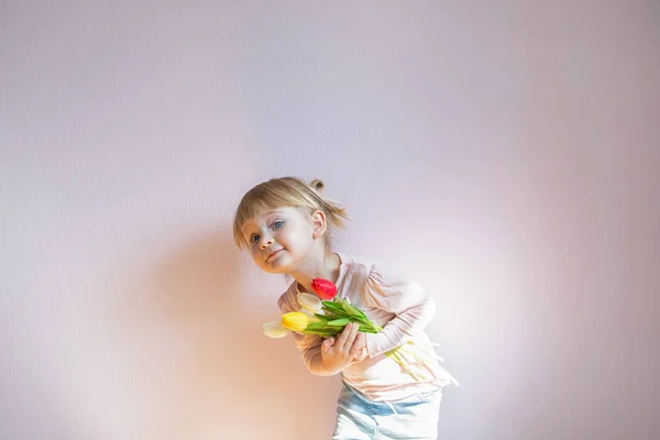 Menina Está Segurando Flores Mão — Fotografia de Stock