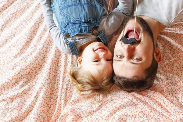 Hipster Padre Hija Acuestan Cama Día Soleado Sonríen Tienen Bigote — Foto de Stock