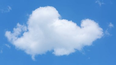 Beyaz bulutlu mavi gökyüzü.