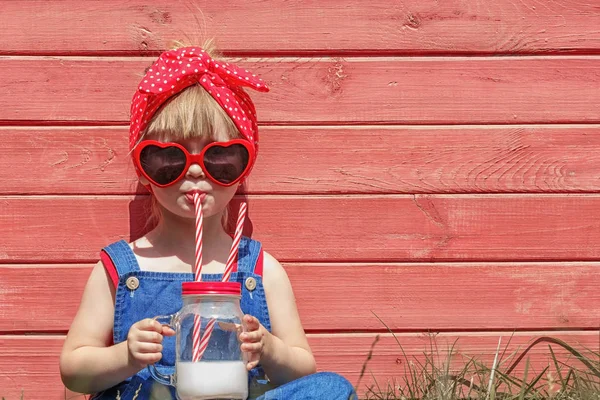 Κοριτσάκι Σαλοπέτα Και Γυαλιά Ηλίου Πίνει Γάλα Πολύχρωμο Καλοκαίρι Έννοια — Φωτογραφία Αρχείου