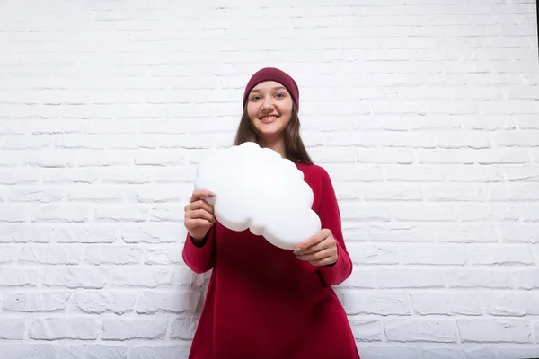 Una Giovane Ragazza Sorridente Con Maglione Rosso Cappello Sullo Sfondo — Foto Stock