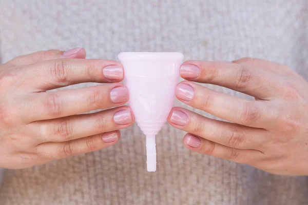 Copa Menstrual Está Sostenida Por Manos Mujer Enfoque Selectivo — Foto de Stock