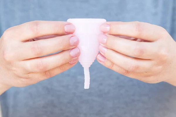 Copa Menstrual Está Sostenida Por Manos Mujer Enfoque Selectivo — Foto de Stock