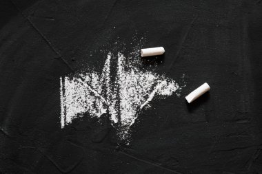 Birkaç parça beyaz tebeşir işini kendin yazmak için tahta üzerinde yalan. DIY. El yapımı. Kopya alanı.