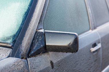 Siyah araba yolcu tarafı donmuş ayna. İlk frost.