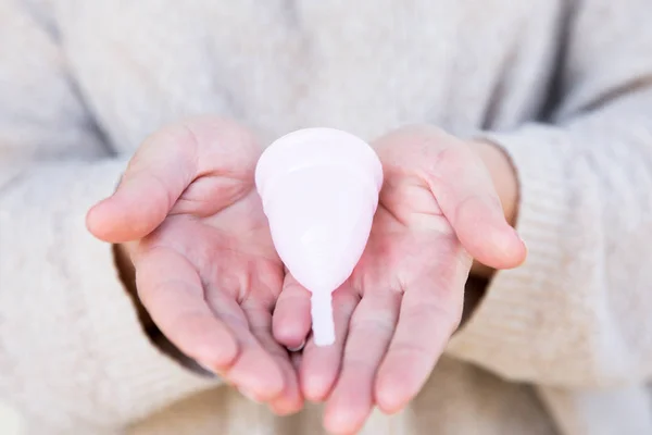 Copa Menstrual Está Sostenida Por Manos Mujer Enfoque Selectivo — Foto de Stock