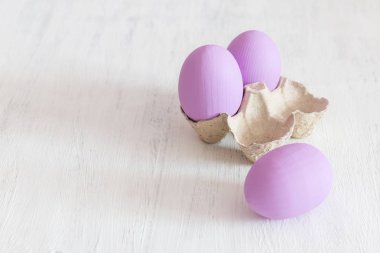 Paskalya kartpostal. Menekşe Paskalya yumurta beyaz vintage zemin üzerinde. Kopya alanı.