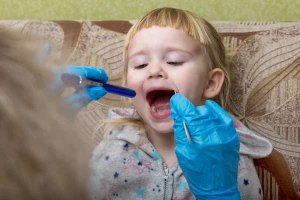 Der Kinderarzt Schaut Die Kehle Eines Kranken Mädchens Hausbesuch — Stockfoto
