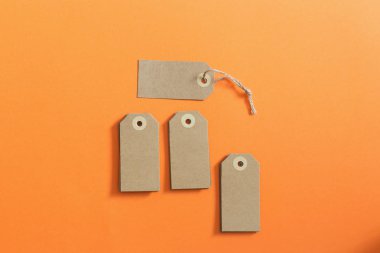 Kraft karton turuncu bir arka plan üzerinde kahverengi adabı. Mockup. Satılık Tema.