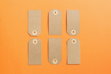 Kraft karton turuncu bir arka plan üzerinde kahverengi adabı. Mockup. Satılık Tema.