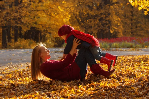 Szczęśliwa Rodzina Matka Córka Spędzić Czas Parku Jesień Śmiać Się — Zdjęcie stockowe