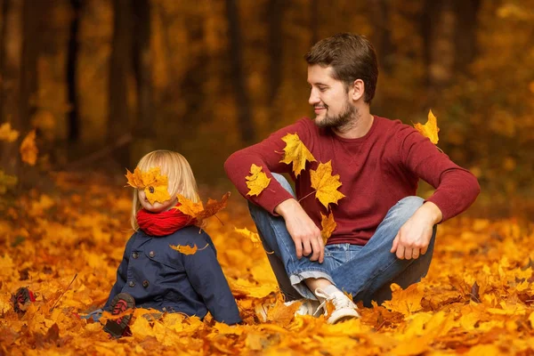 Baba Kızı Bir Sonbahar Parkında Oturuyor Gülüyorlar Oyna Eğlen — Stok fotoğraf