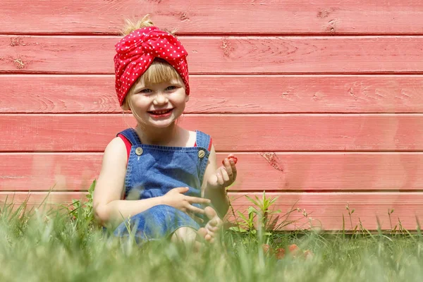 Rapariga Está Comer Morango Num Dia Ensolarado Sorri Olha Para — Fotografia de Stock