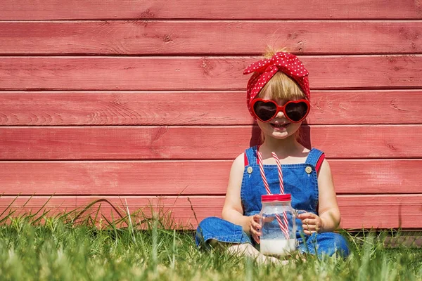 Menina Calça Óculos Sol Beber Leite Conceito Verão Colorido Espaço — Fotografia de Stock