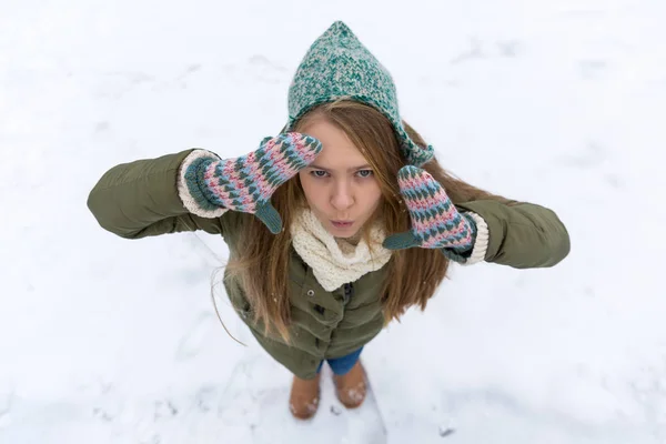 Uzun Sarı Saçlı Güzel Bir Genç Kızla Ilk Kar Sahiptir — Stok fotoğraf