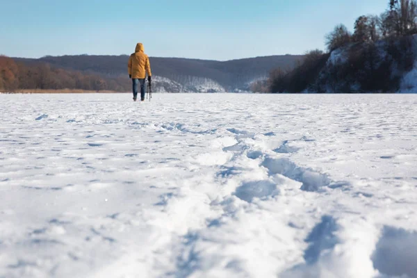 Uomo Cammina Attraverso Neve Una Giornata Sole Invernale Vista Dal — Foto Stock