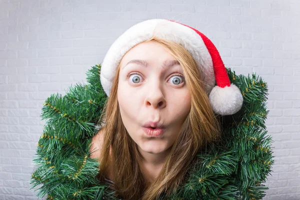 Sorprendido Divertido Chica Navidad Con Decoración Navidad Ángulo Ancho Espacio — Foto de Stock