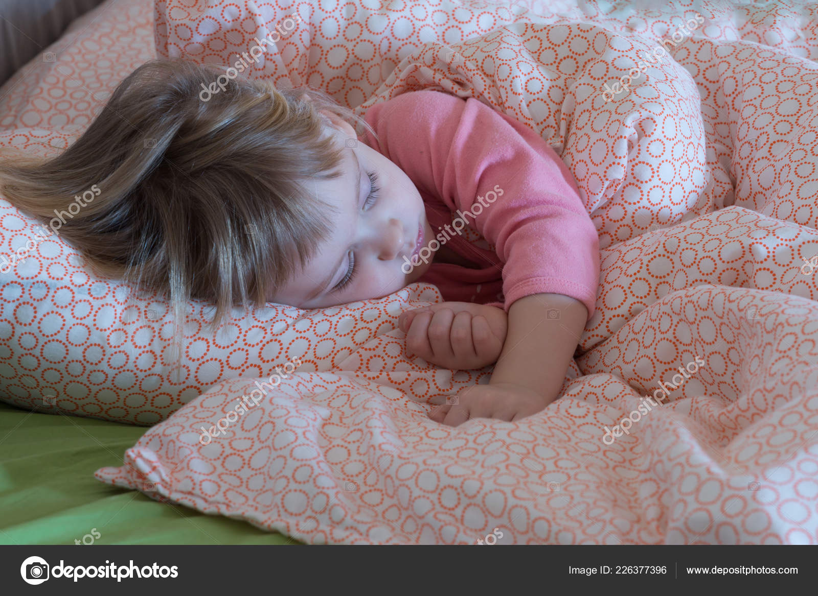 Bambino Di 7 Anni Che Dorme Con I Genitori Bambina Dorme Nel Letto Dei Genitori Dormire Giorno Focus Selettivo