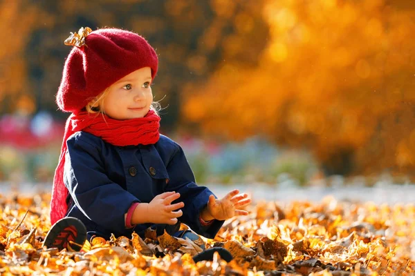 Щаслива Осінь Маленька Дівчинка Червоному Береті Грає Падаючим Листям Сміється — стокове фото