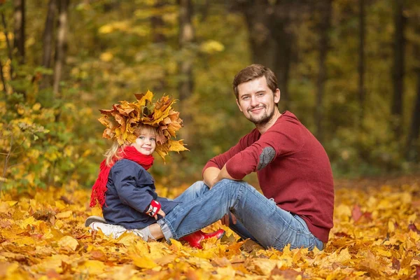 Baba Kızı Parkta Oturup Yaprakları Ile Oynamak Birlikte Vakit — Stok fotoğraf