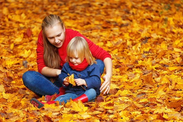 Mutlu Sonbahar Anne Kızı Oynamaya Bir Sonbahar Parkında Gülüyor — Stok fotoğraf