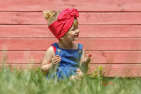 Liten Flicka Äter Söta Jordgubbar Solig Dag — Stockfoto